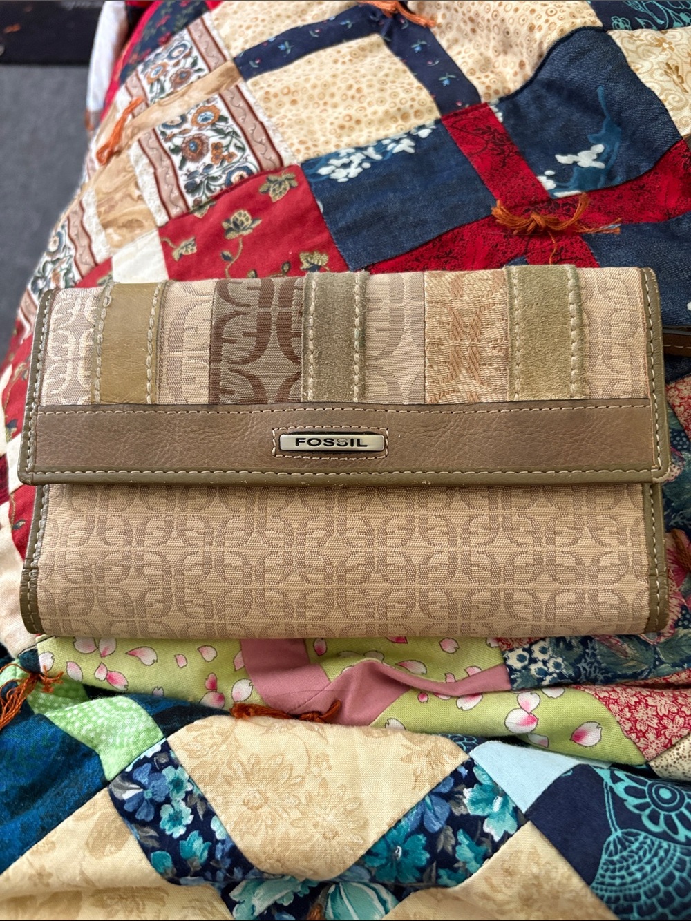 Vintage Fossil Tan and Beige Signature Fold Wallet